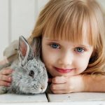 petite fille qui joue avec son lapin